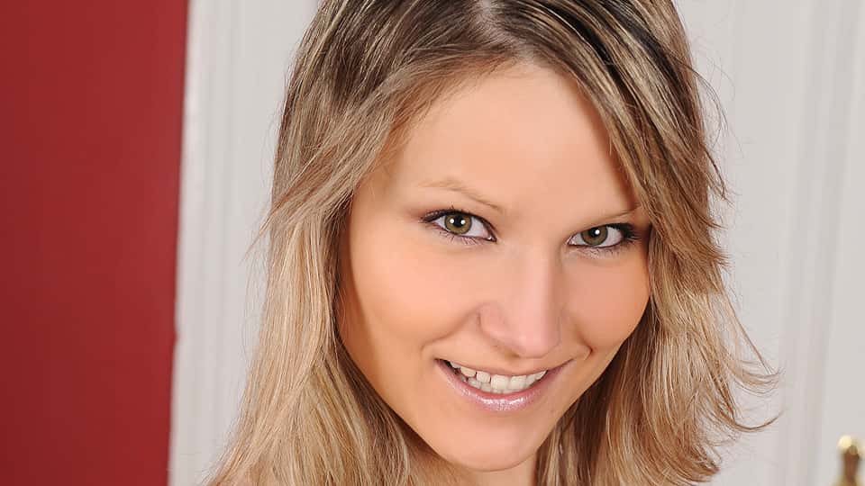 Natural Beauty Samantha Jolie Strip Tease! Natural Beauty Samantha Jolie Strip Tease!