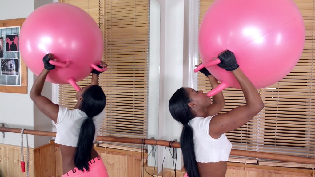 Hard Body British Babe Shows Downblouse And Cameltoe In Gym